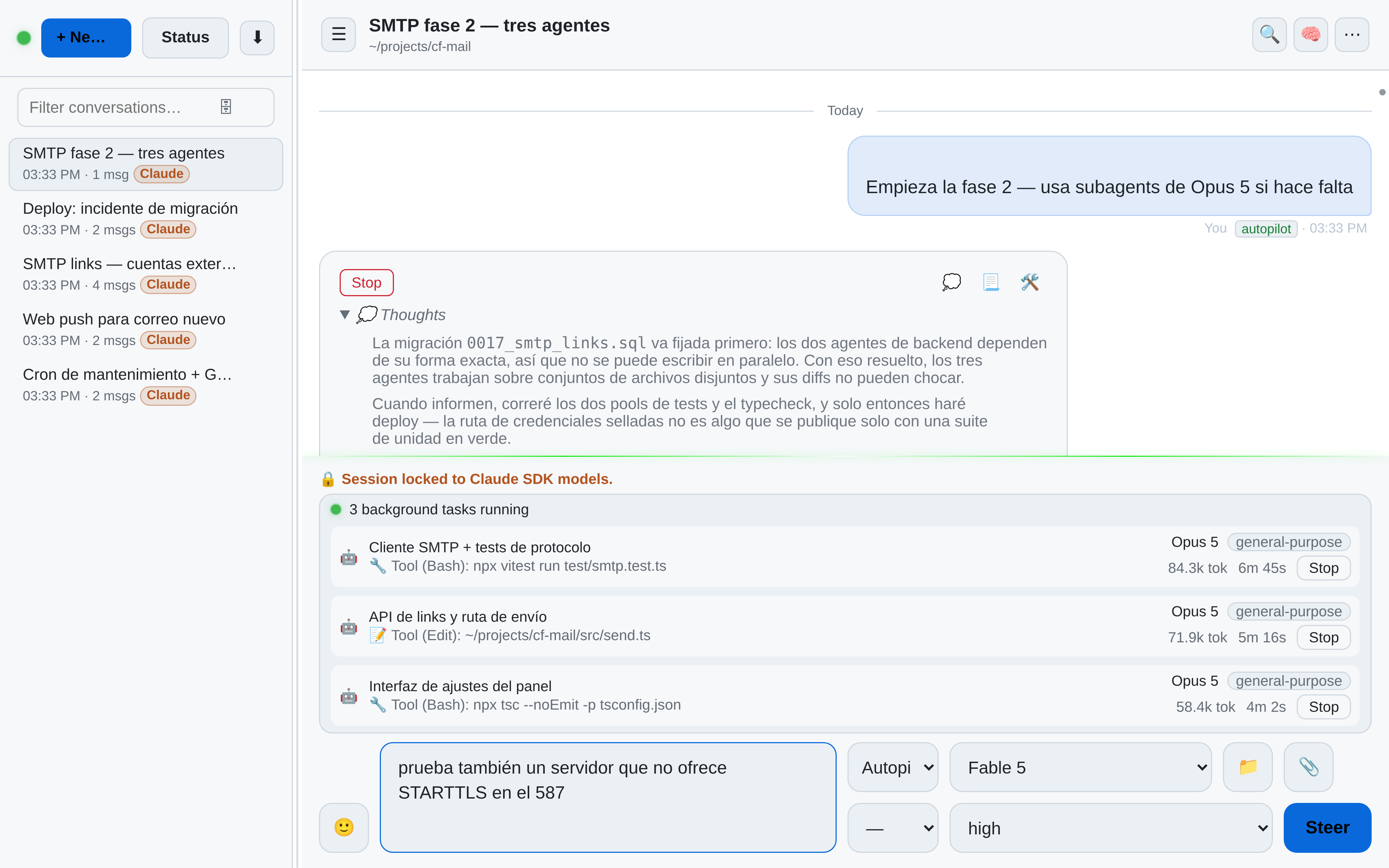OAR muestra una sesión de Claude con tres subagents en segundo plano corriendo en paralelo sobre el cliente SMTP, la API y la ruta de envío, y la interfaz de ajustes — cada uno con su contador de tokens en vivo, el tiempo transcurrido y un botón Stop