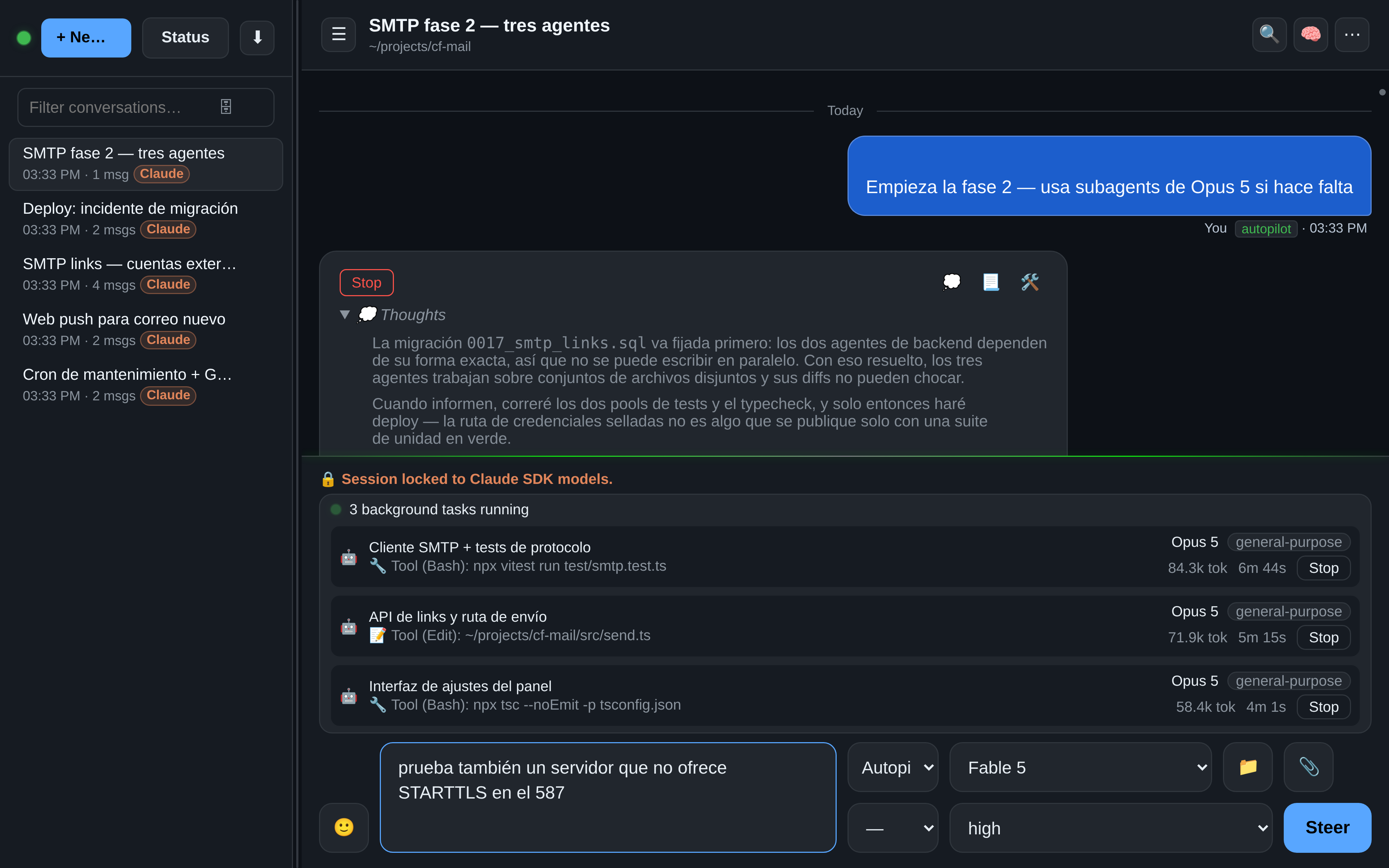 OAR muestra una sesión de Claude con tres subagents en segundo plano corriendo en paralelo sobre el cliente SMTP, la API y la ruta de envío, y la interfaz de ajustes — cada uno con su contador de tokens en vivo, el tiempo transcurrido y un botón Stop