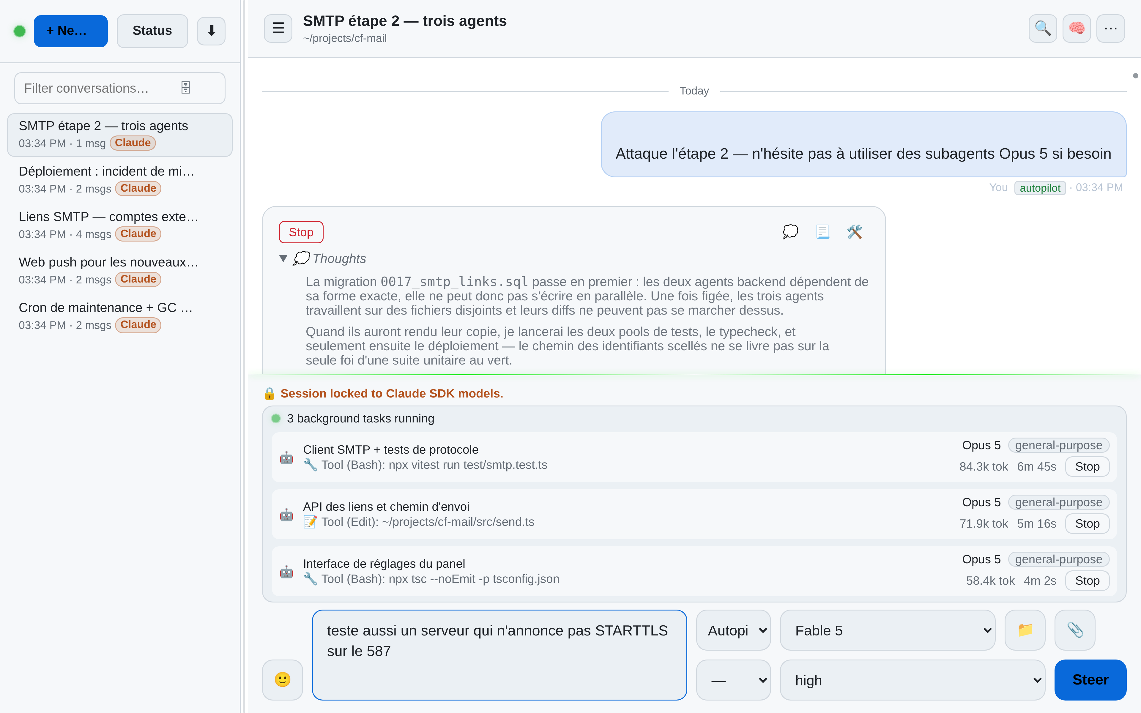 OAR affichant une session Claude avec trois subagents de fond lancés en parallèle sur le client SMTP, l’API et le chemin d’envoi, et l’interface de réglages — chacun avec ses compteurs de tokens en direct, son temps écoulé et son bouton Stop