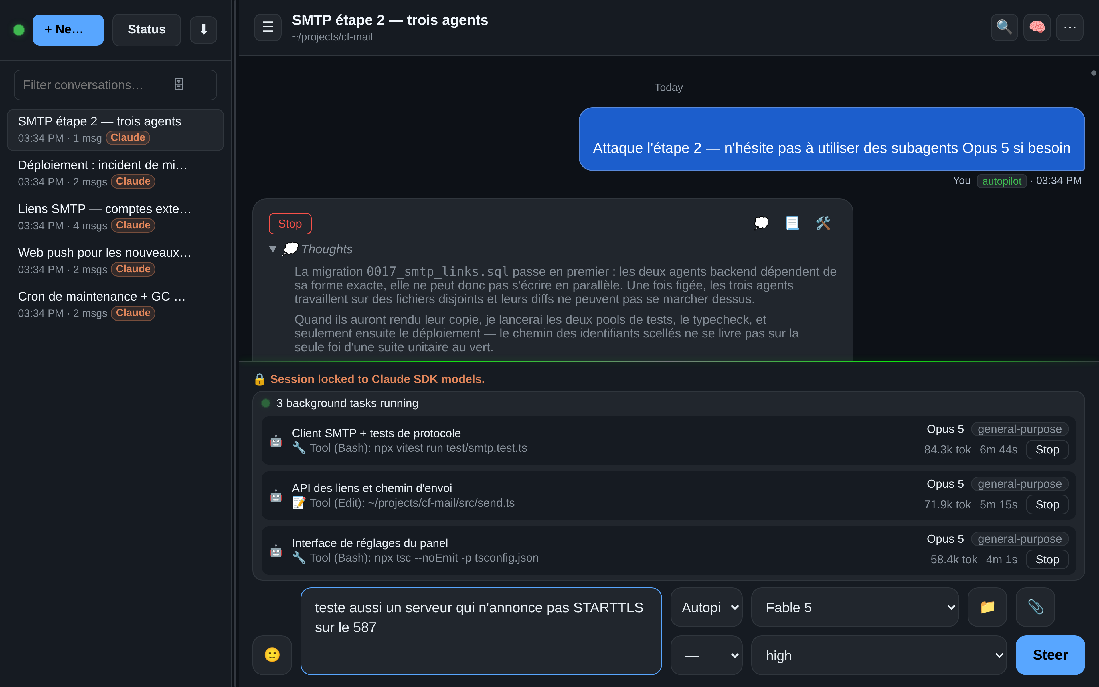 OAR affichant une session Claude avec trois subagents de fond lancés en parallèle sur le client SMTP, l’API et le chemin d’envoi, et l’interface de réglages — chacun avec ses compteurs de tokens en direct, son temps écoulé et son bouton Stop